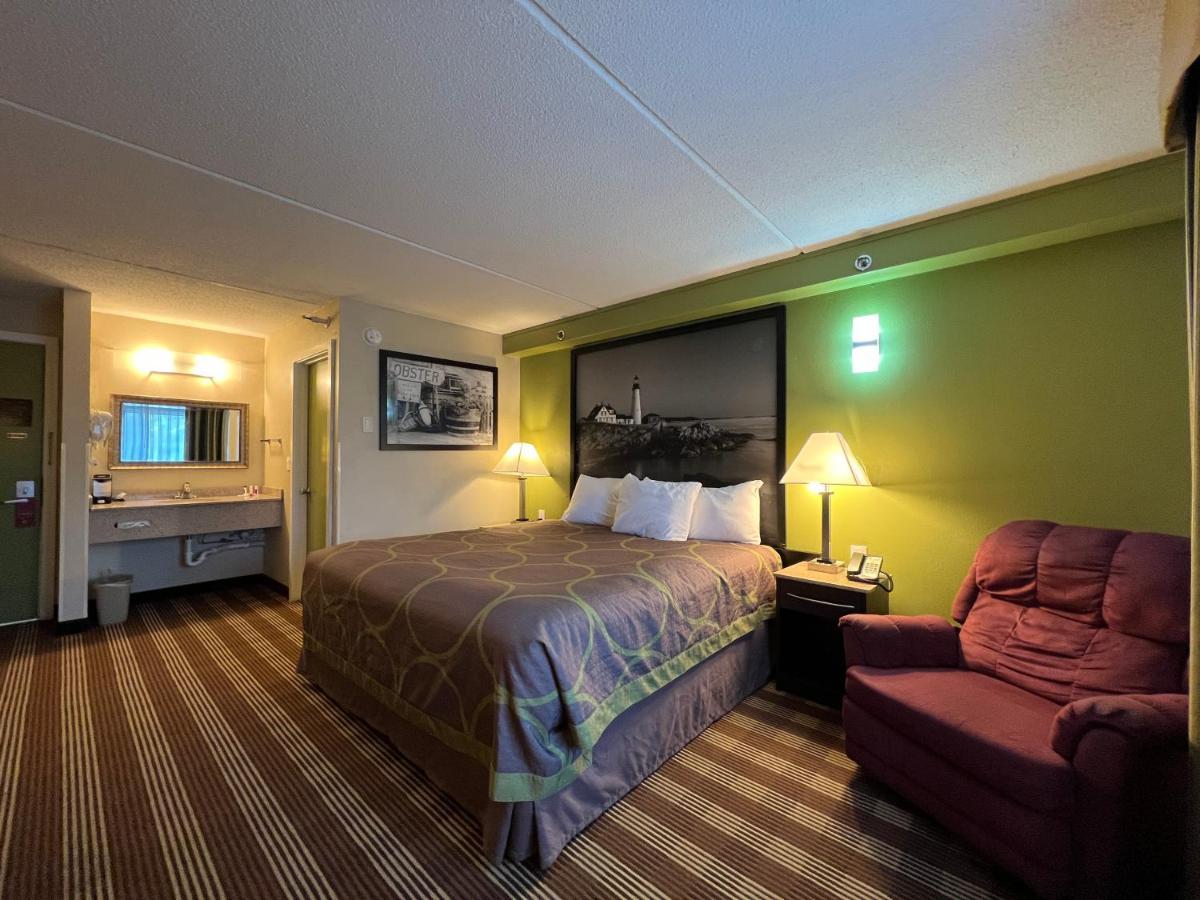 Super 8 By Wyndham Bangor Hotel Exterior photo