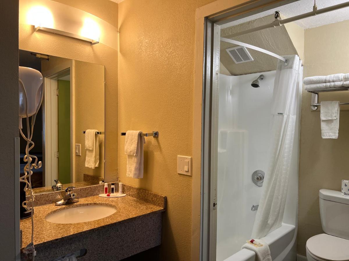 Super 8 By Wyndham Bangor Hotel Exterior photo