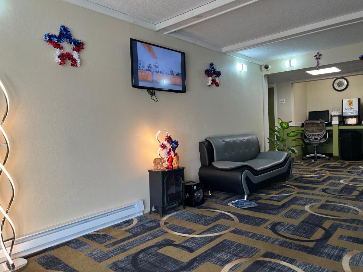 Super 8 By Wyndham Bangor Hotel Exterior photo