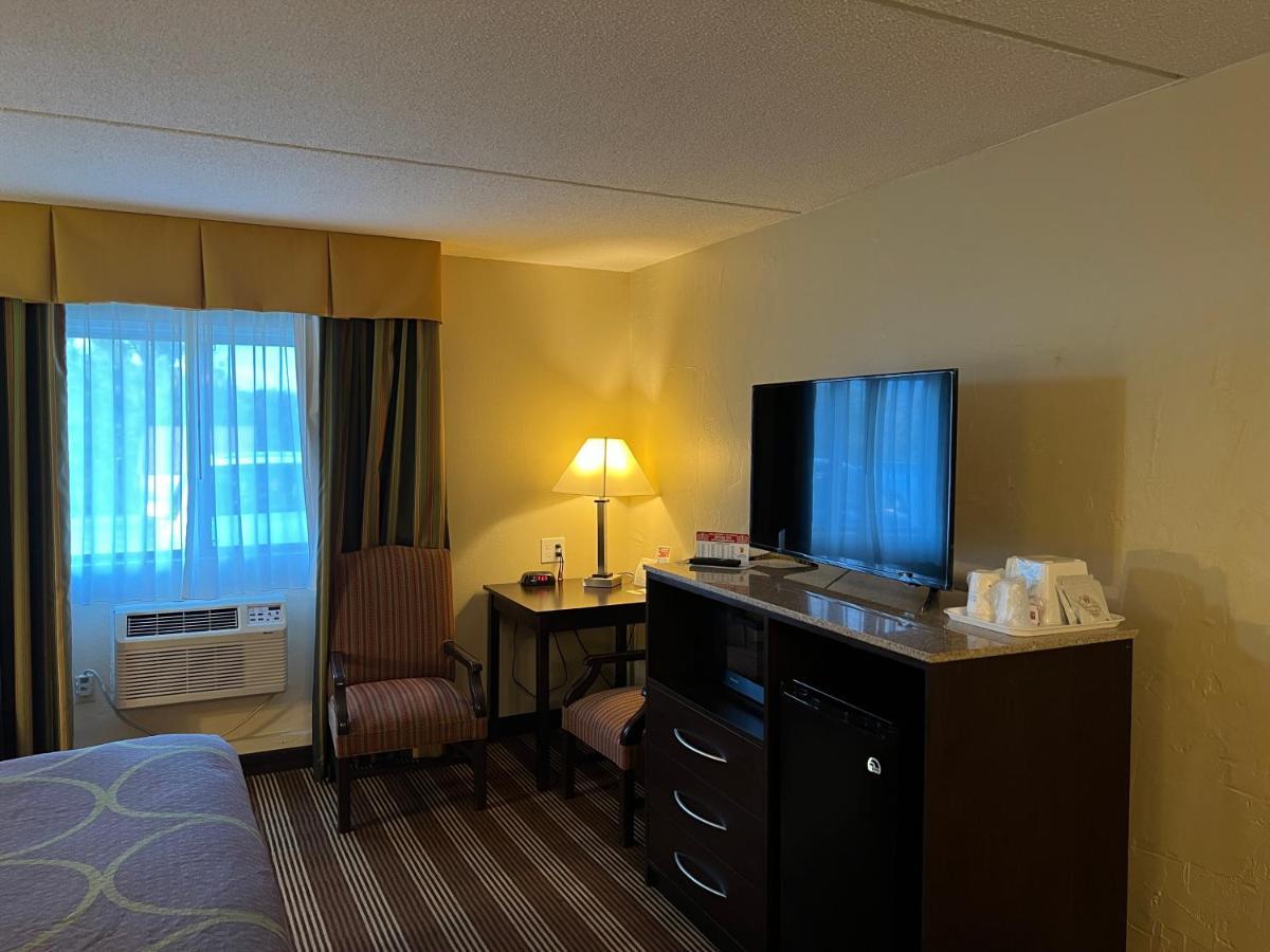 Super 8 By Wyndham Bangor Hotel Exterior photo