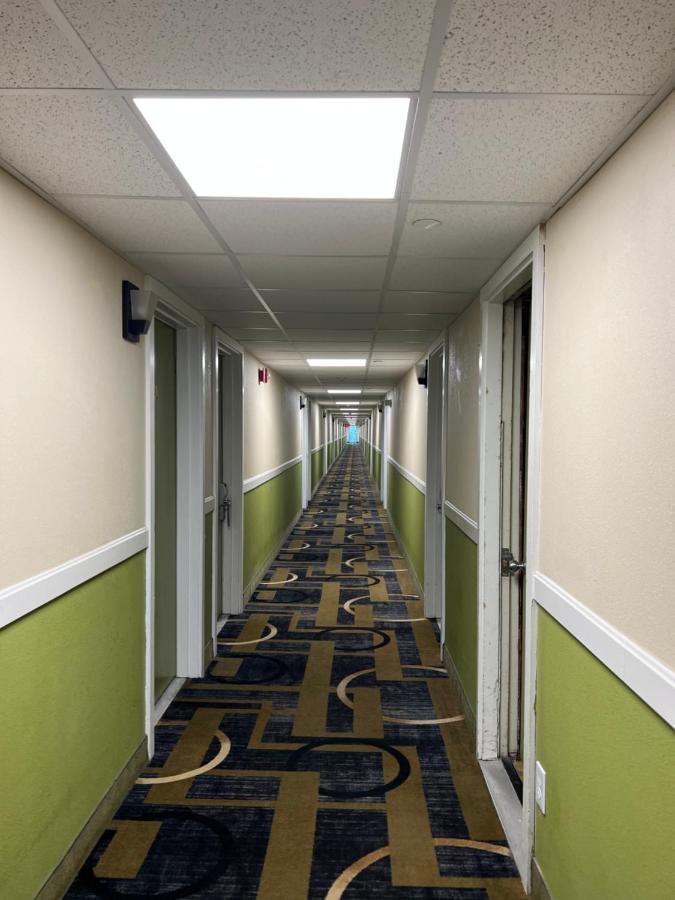 Super 8 By Wyndham Bangor Hotel Exterior photo