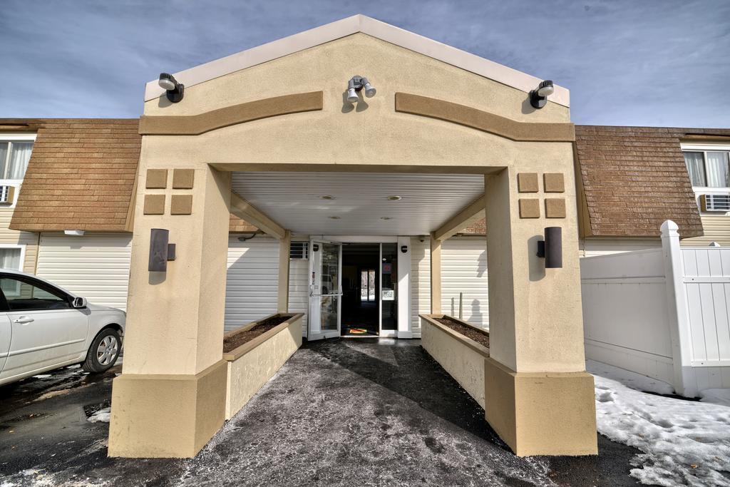 Super 8 By Wyndham Bangor Hotel Exterior photo