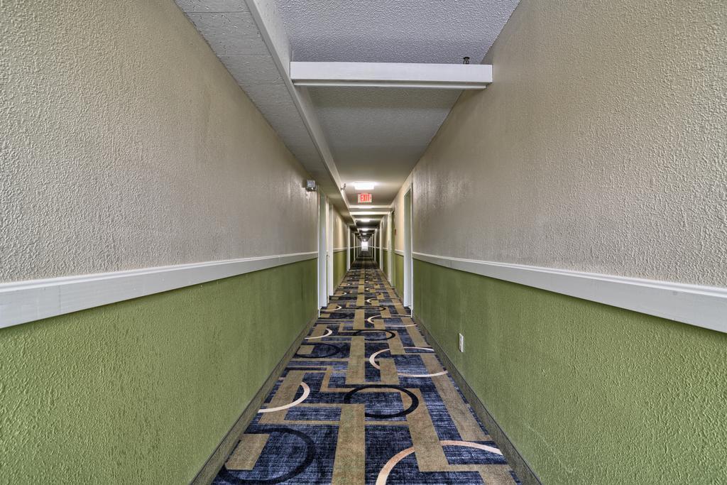 Super 8 By Wyndham Bangor Hotel Exterior photo