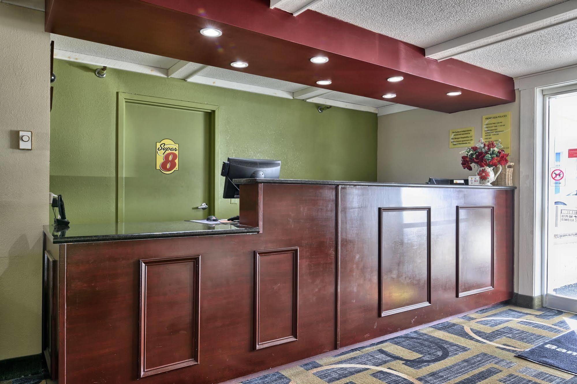Super 8 By Wyndham Bangor Hotel Exterior photo