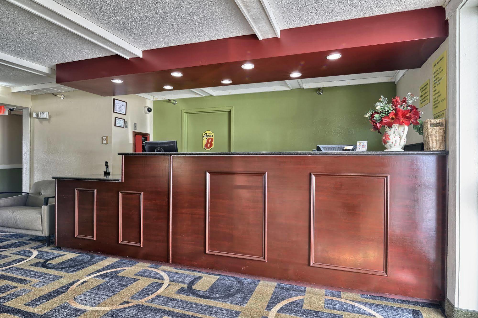 Super 8 By Wyndham Bangor Hotel Exterior photo